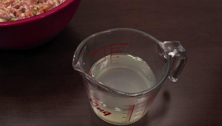 Égoutter l'eau du chou et laisser un peu pour remplir le plat.