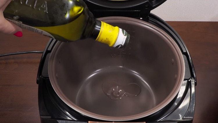 At the bottom of the multicooker, pour vegetable oil.