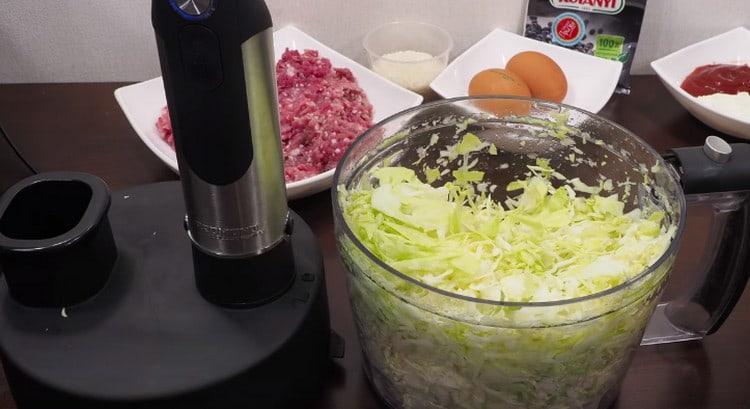 Shred the cabbage in any convenient way.