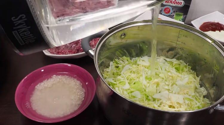 Pour rice and cabbage with boiling water.