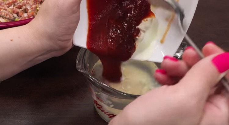 To fill in the water left from the cabbage, add tomato paste and sour cream, salt.
