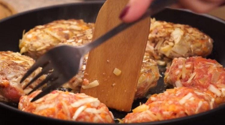 We form cutlets from minced meat and fry them in a pan.