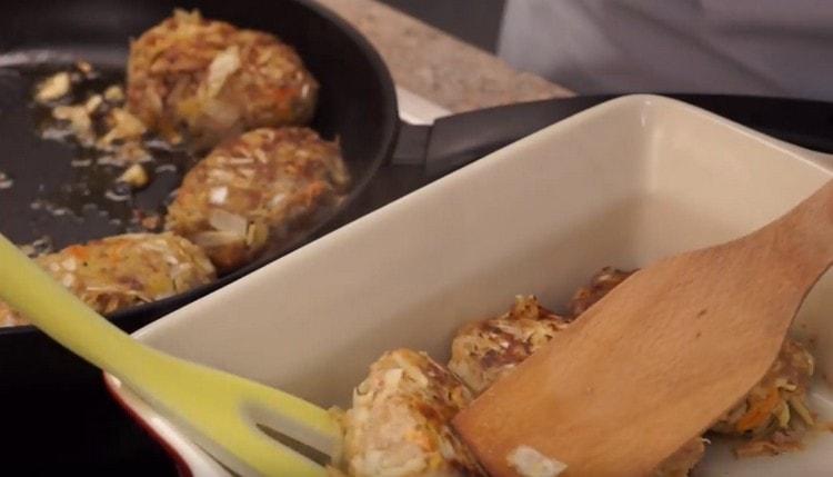 We shift the fried cutlets into a baking dish.