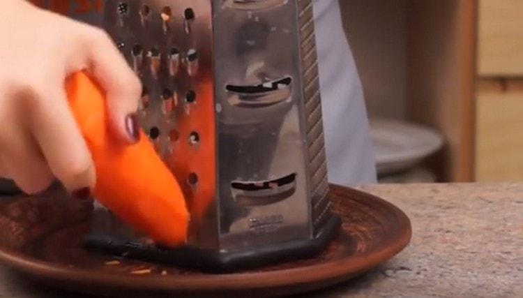 On a coarse grater we rub carrots.