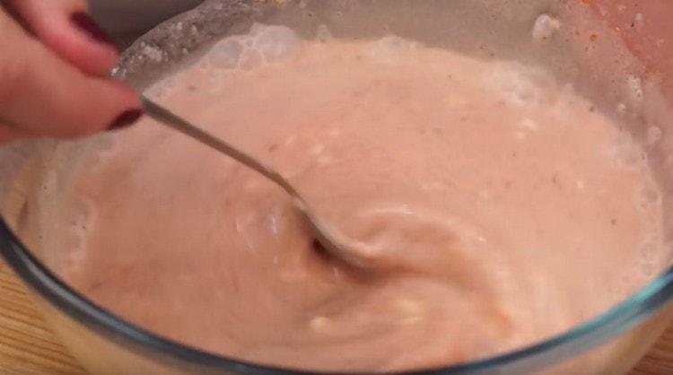 Hacemos una salsa para llenar platos a base de crema agria y pasta de tomate.