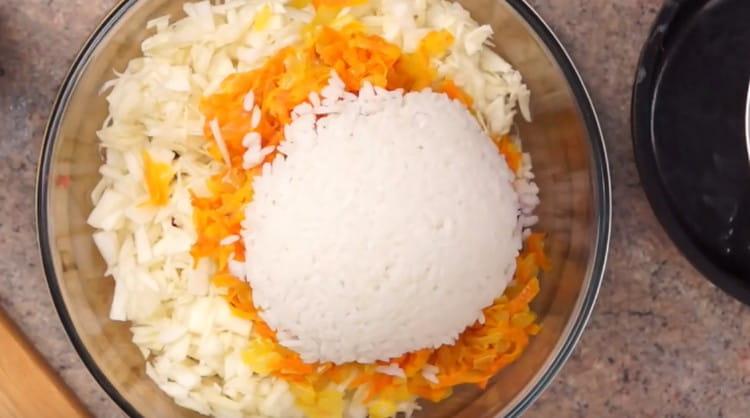 U jednoj zdjeli kombiniramo kupus, mljeveno meso, rižu, umačeno povrće.