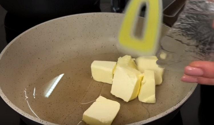 Chauffer la poêle avec du beurre.