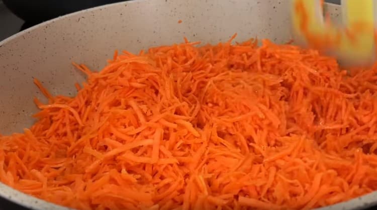 Nous répartissons les carottes dans la casserole, laisser mijoter jusqu'à tendreté.