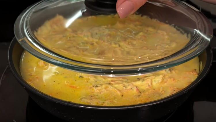 Laissez le plat mijoter sous le couvercle pendant environ 15 minutes.