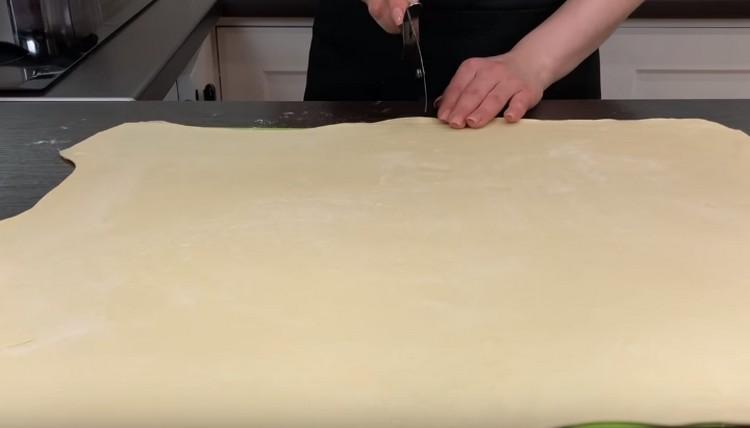 Couper la pâte roulée en deux.