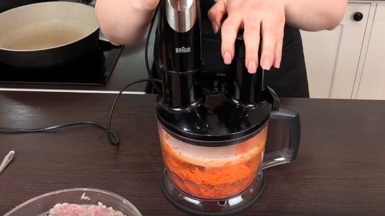 Broyer les carottes sur une râpe ou dans un mélangeur.