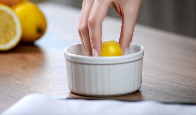 Nous formons des boules à partir de la pâte et les roulons dans du sucre à glacer.