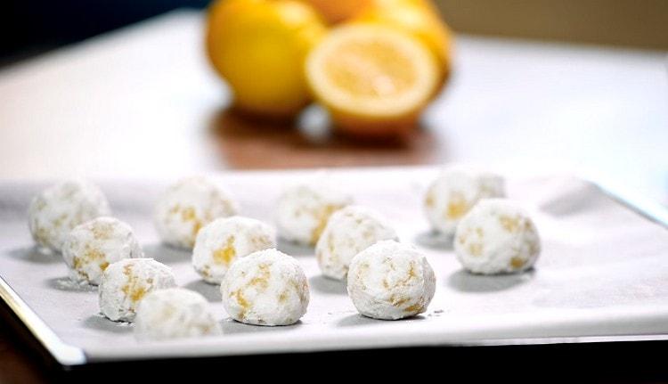 We spread the blanks on a baking sheet covered with parchment.