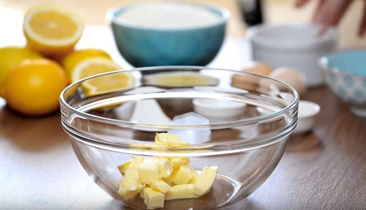 In a bowl, spread the softened butter, cut into pieces.