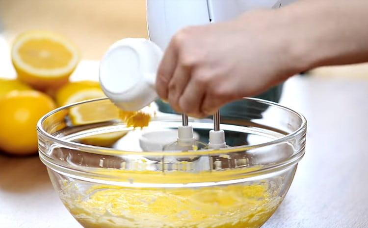 Sans cesser de battre, ajoutez du sel et du zeste de citron à la pâte.