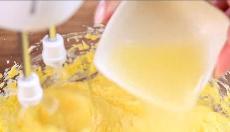 Ajouter le jus de citron à la pâte.
