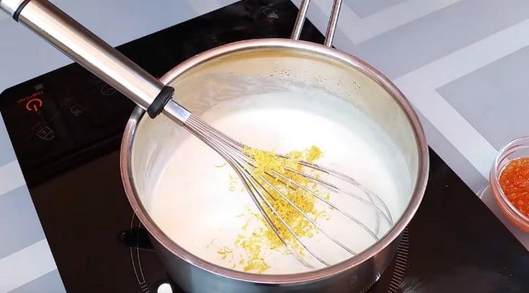 Agregue la ralladura de limón a la salsa.