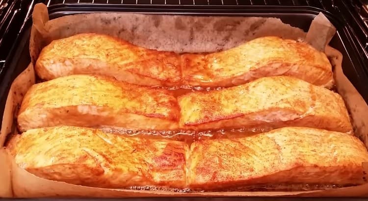 Enviamos la sartén con el pescado al horno.