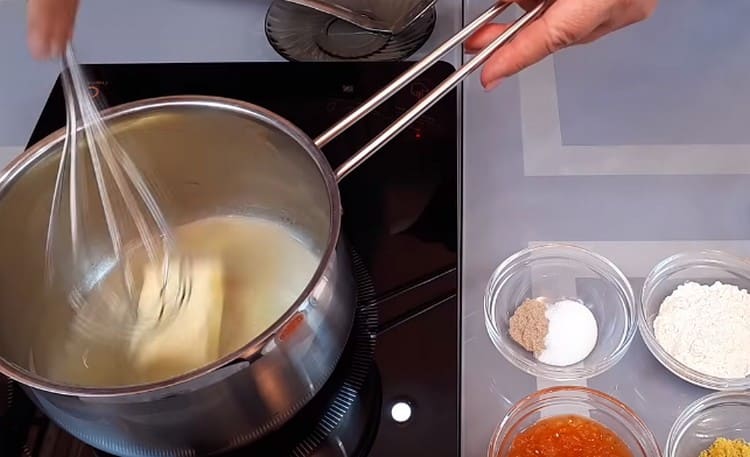 Dans la casserole, versez le légume et mettez un morceau de beurre.