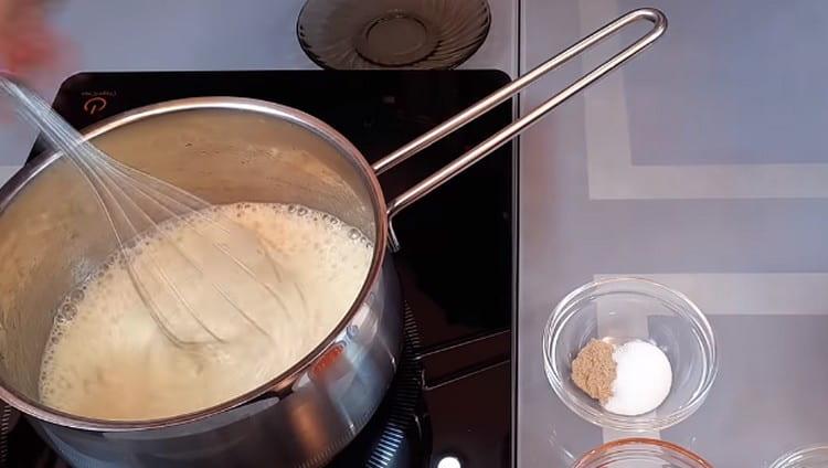 Ajouter la farine et bien mélanger.