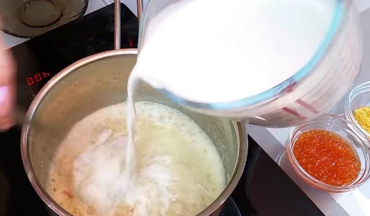 Enter the cream into the sauce, breaking the lumps with a whisk.