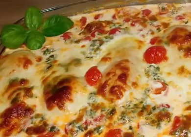 Tender chicken breast in a creamy sauce with tomatoes and mozzarella