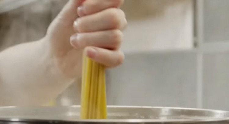 Ajoutez du sel à l'eau bouillante et étalez les spaghettis.