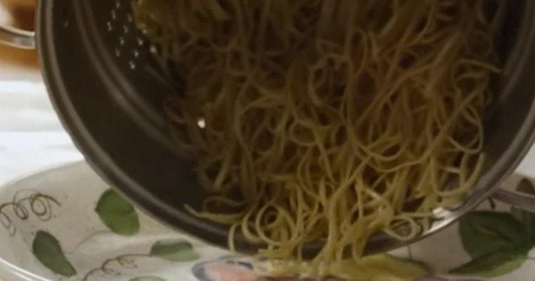Nakon što kuhamo špagete dok ne skuhamo, presavijemo ga u drugar, a zatim prebacimo u tavu ili duboki tanjur.