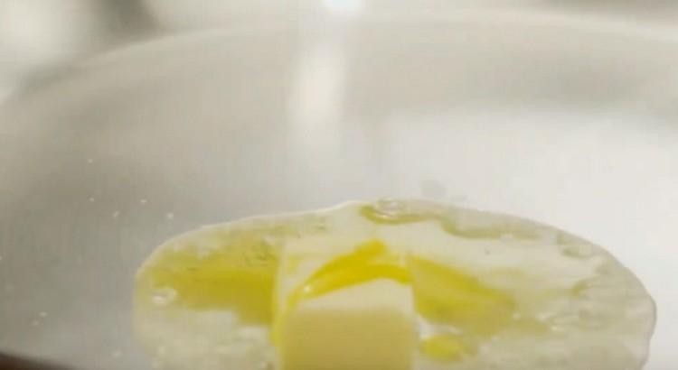 Mettez un morceau de beurre dans une casserole et ajoutez un peu d'huile d'olive.