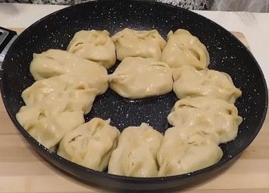 Manti sibérien dans une casserole avec deux fourrages