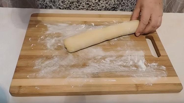 De la pâte, nous formons une saucisse.