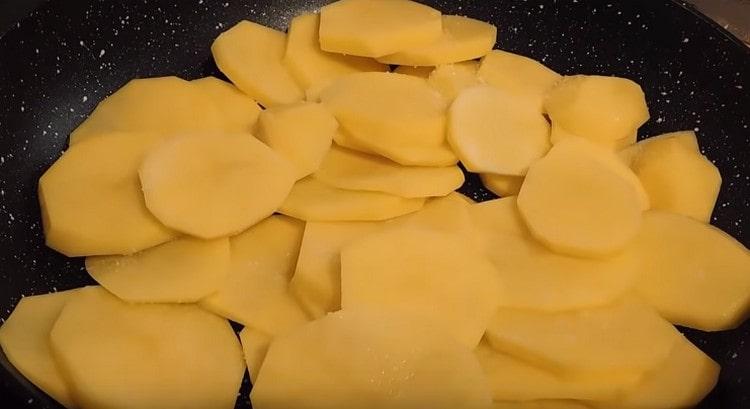 Mettez les tranches de pommes de terre dans la casserole.