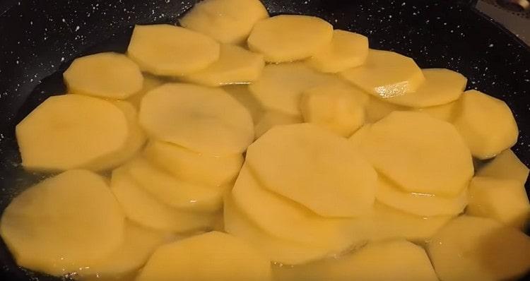Pour potatoes with water.