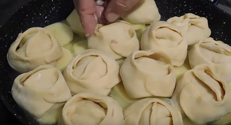 Lorsque l'eau bout, placez le manti sur un oreiller de pomme de terre.