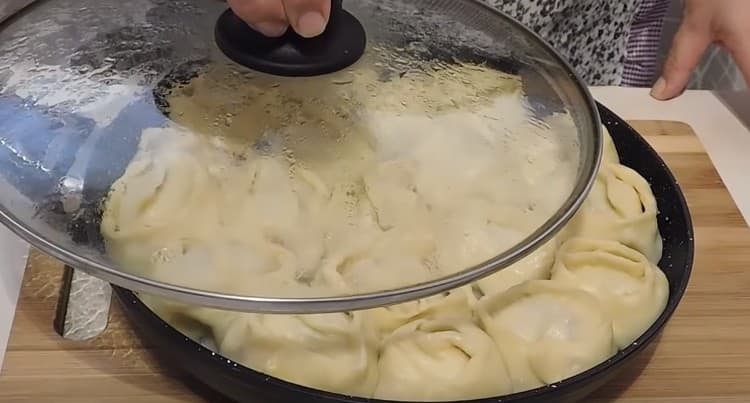 Cocine el plato debajo de la tapa durante media hora.