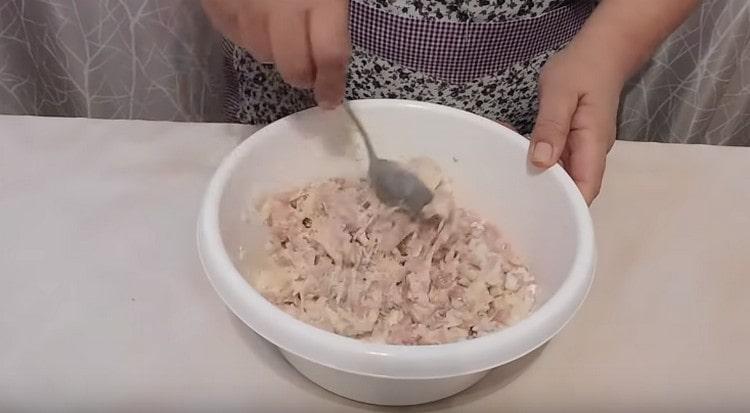 Umiješajte svinjetinu s lukom, krumpirom, solju, paprom i vrhnjem.
