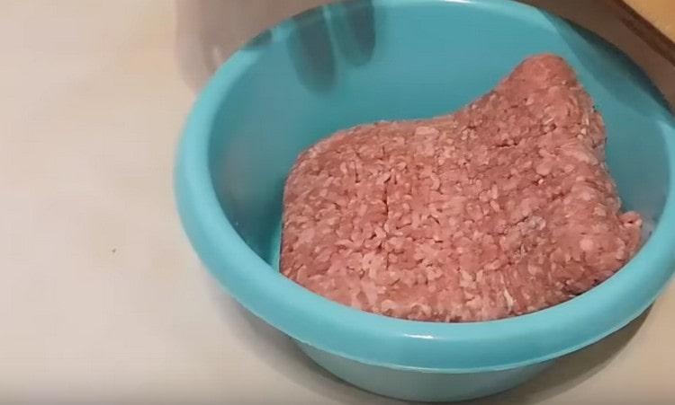 Para sa isa pang pagpuno, kakailanganin mo ang ground beef.