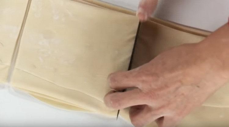 Couper la pâte en carrés égaux.