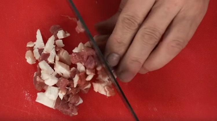 Couper le gras avec le gras ainsi que la viande.