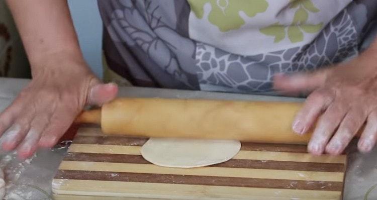 We cut each sausage of dough into portioned slices, which are rolled thinly.