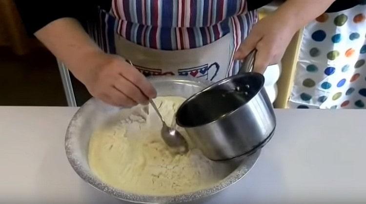 Pour préparer la pâte, combinez la farine tamisée avec de l'eau salée.