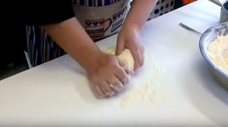 Knead the dough well and give it a few minutes to rest.