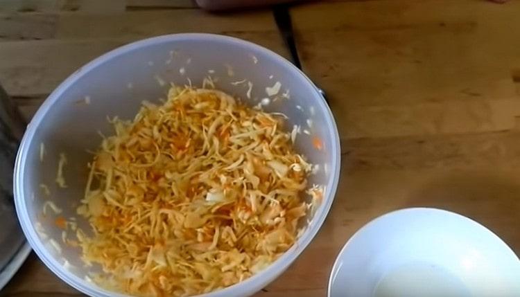 Pour préparer la farce, combinez le chou avec les oignons et les carottes.