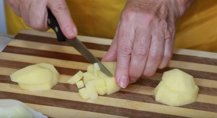 Cut the potatoes into a small dice.