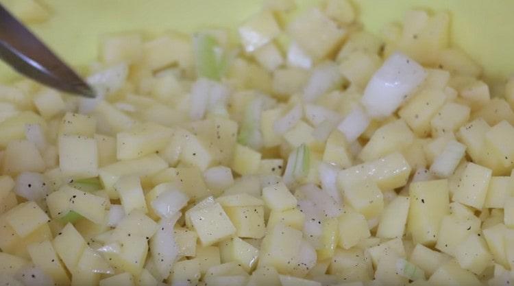 Ajouter les oignons aux pommes de terre, saler, poivrer et mélanger la garniture.