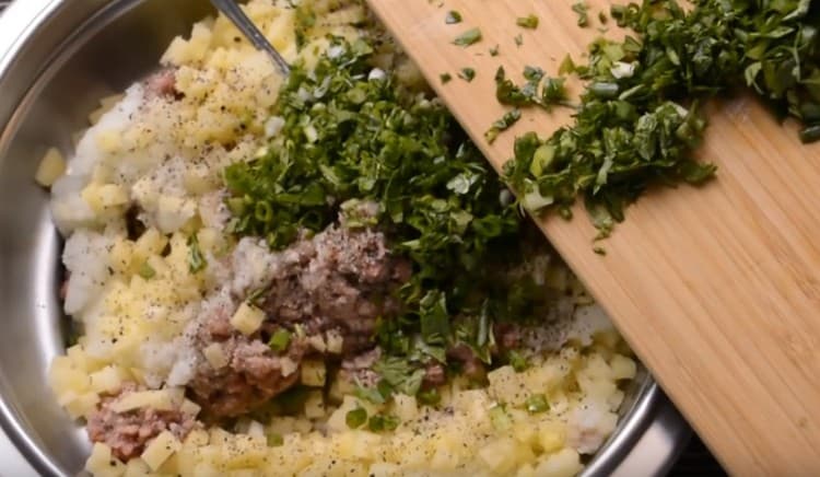 Nous combinons tous les composants broyés, ajoutons du sel et du poivre.