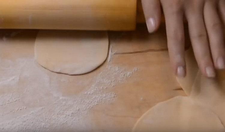 Rouler chaque blanc avec un rouleau à pâtisserie.