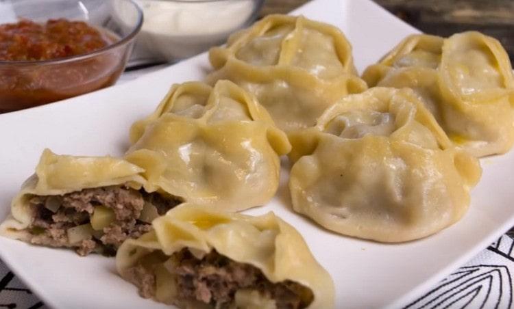 Manti avec pommes de terre et viande hachée va bien avec diverses sauces.