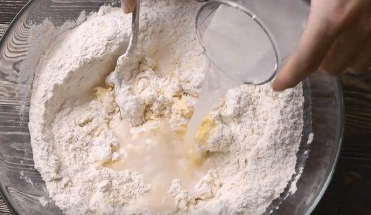 We introduce water into the mixture of flour and eggs, mix.