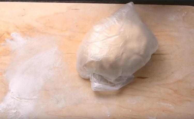 Wrap the dough in a film while preparing the filling.
